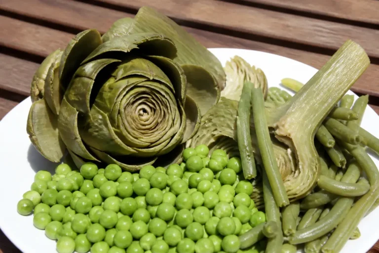 Assiette d'artichauts, petits pois, haricots verts, une sélection de légumes riches en fibres