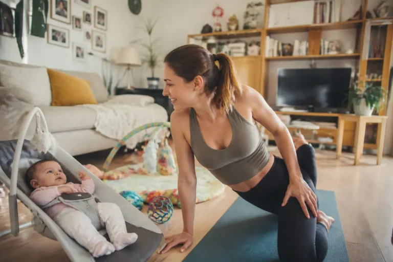 Maman fait du yoga à domicile pour la perte de poids après la grossesse