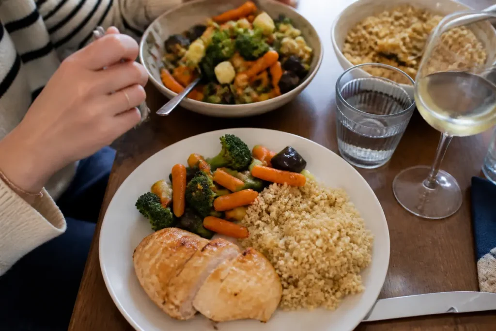 Assiette de poulet, légumes et quinoa pour repas équilibré le soir.