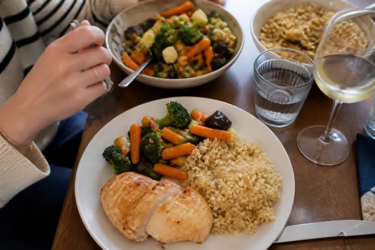 Assiette de poulet, légumes et quinoa pour repas équilibré le soir.